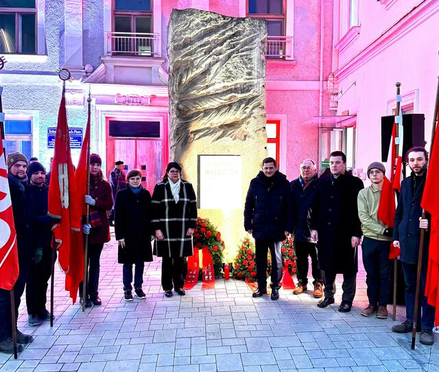 Setzten ein Zeichen des Erinnerns: Vizebürgermeisterim Birgit Sandler, dritte Landtagspräsidentin Helga Ahrer, Bürgermeister Kurt Wallner, RGF Wolfgang Kuhelnik, StR. Johannes Gsaxner und VertreterInnen der Jugendorganisationen gedachten Koloman Wallisch und allen weiteren Opfern des Austrofaschismus. | Foto: SPÖ