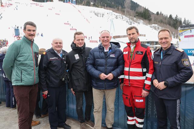 Alpine Skiweltmeisterschaft, Saalbach2025, Ski-WM2025 in Saalbach-Hinterglemm. Damen Teamkombination. Innenminister Gerhard Karner besuchte die Teamkombination der Damen sowie den WM-Einsatzstab. Im Bild v.l.: Bernd Wilhelmstätter (Einsatzleiter Bezirkshauptmannschaft Zell am See), Klaus Portenkirchner (Bezirksfeuerwehrkommandant Pinzgau), Bürgermeister Alois Hasenauer (Saalbach-Hinterglemm), Innenminister Gerhard Karner, Stefan Herbst (Landesrettungskommandant) und Landespolizeidirektor Bernhard Rausch im Zielstadion | Foto: Land Salzburg / Franz Neumayr