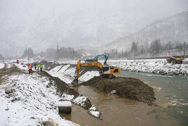 Um 10 Uhr wurde der Damm zum neuen Salzachbett geöffnet | Foto: VERBUND
