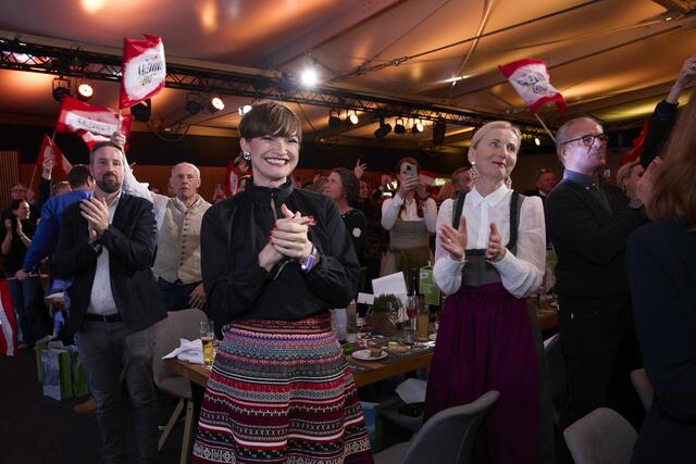 Kräftigen Applaus und Standing Ovations gab es bei der Ankunft der sechs Schweizer Herren, die bei der Team-Kombination Gold, Silber und Bronze einfahren konnten, im "Home of Snow". | Foto: Österreich Werbung