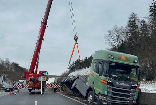 Schnell konnte der Sattelauflieger wieder aufgerichtet werden.  | Foto: DOKU NÖ
