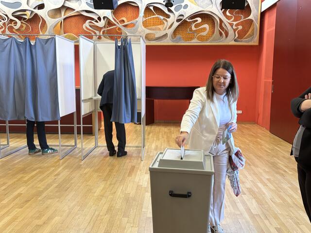 Rums 1. Vizebgm. Sabine Hölbling gibt ihre Stimme ab. | Foto: Kendlbacher