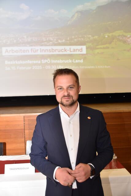 Bernhard Höfler, der Chef der roten Gewerkschafter, setzt sich bei der SPÖ-Bezirkskonferenz klar durch und wird neuer SPÖ-Vorsitzender im Bezirk Innsbruck-Land. | Foto: Kendlbacher