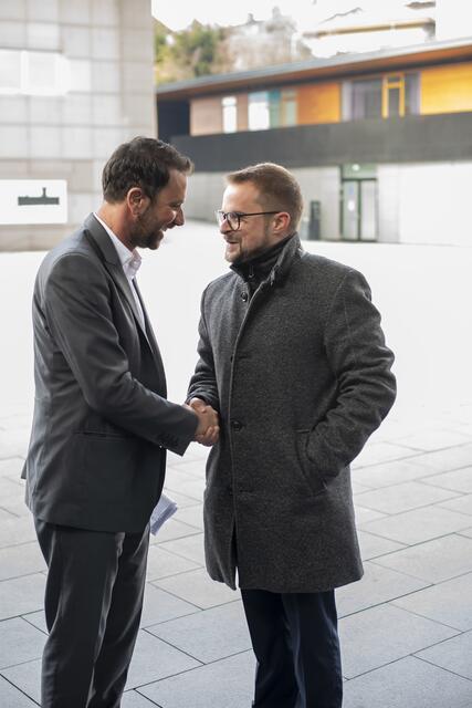 Ein freundschaftlicher Händedruck unter Genossen. | Foto: Zeitungsfot.at