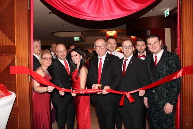 Der Voitsberger Bürgermeister Bernd Osprian eröffnete feierlich die Red Night in Bärnbach. | Foto: René Lederer