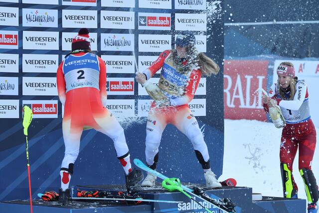 Die Österreicherin Katharina Liensberger (rechts) holte Bronze beim letzten WM-Rennen der Damen in Saalbach. Mit ihr am Podest sind Weltmeisterin Camille Rast (Mitte) und Wendy Holdener (links) aus der Schweiz. | Foto: Land Salzburg / Franz Neumayr