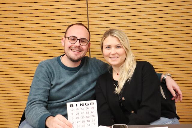 Die BINGO-Teilnehmerkarten gab es gratis. Philipp Posch und Irina Ernst bei der Kartenausgabe.  | Foto: Edith Ertl