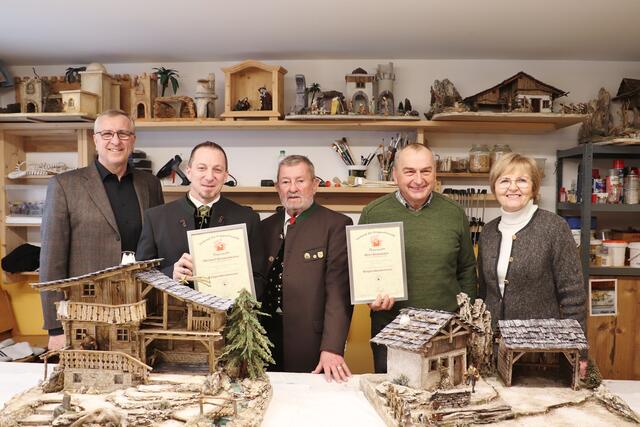 Karl Scherz (li), Waltraude Lechner und Fritz Marx (Bildmitte) mit den neuen Krippenbaumeistern Michael Greimelmaier und Alois Kickmaier. | Foto: Edith Ertl
