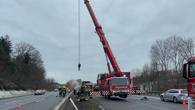 Die alarmierten Feuerwehren St. Georgen am Ybbsfelde und Amstetten führten die Bergung des LKW mit einem Kranfahrzeug durch.  | Foto: DOKU NÖ
