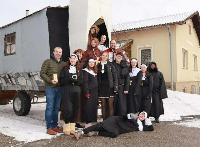 Am Foto v.l.: Dietmar Hipp, Lilly Hipp, Patrick Traxler, Petra Müllner, Maximilian Maierhofer, Stefan Kainz, Theresa Maierhofer, Elena Jeschko, Christopher Edelmaier, Julian Ertl, Ina Böhm, Marlene Katzenschlager, Daniel Hörndl, Vorne: Jakob Hipp
