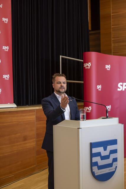 Wahlgewinner Bernhard Höfler bedankte sich nach der Abstimmung für das Vertrauen. | Foto: Zeitungsfot.at