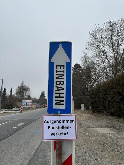 Die Autofahrer müssen sich noch bis Herbst 2025 gedulden. Dann sollte die Gleisdorfer Straße wieder voll befahrbar sein. | Foto: MeinBezirk/Barbara Vorraber