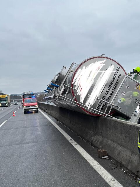 Sattelschlepper lag auf Mittelleitwand. | Foto: Bfkdo Amstetten / Schuller