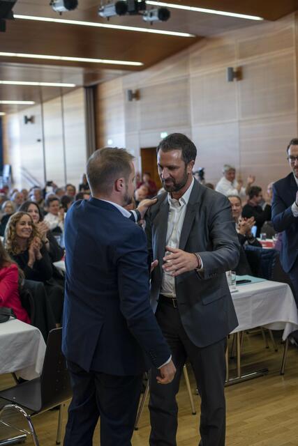 Georg Dornauer (re.) gratuliert Bernhard Höfler (li.) zum Wahlsieg. | Foto: Zeitungsfot.at