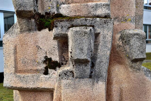 Steinskulptur "Stadtvolk" (Ausschnitt) von Kunibert Zinner vor der Polytechnischen Schule in Amstetten. | Foto: Hans-Peter Kriener