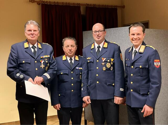 Werner Puggl (2.v.r.) ist der neue Bezirksfeuerwehrkommandant. Er folgt Ludwig Konrad (l.) nach. | Foto: ÖA@BFK07