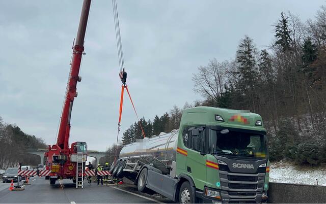 Der beschädigte LKW wurde in Begleitung der Feuerwehren in Schrittgeschwindigkeit zu einem geeigneten Abstellplatz gebracht. | Foto: DOKU NÖ