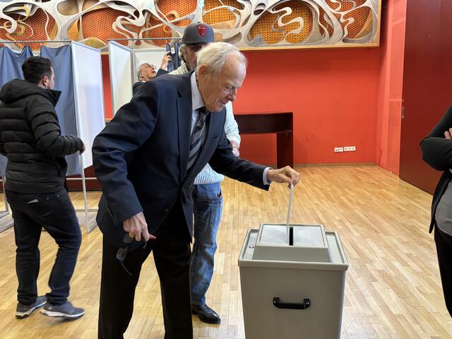 Altbgm. Hans Tanzer gibt seine Stimme ab. | Foto: Kendlbacher