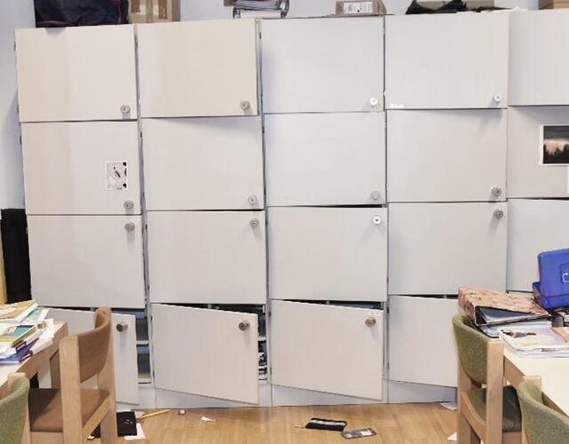 Aufgebrochener Spind-Schrank in einer Schule. | Foto: LPD NÖ