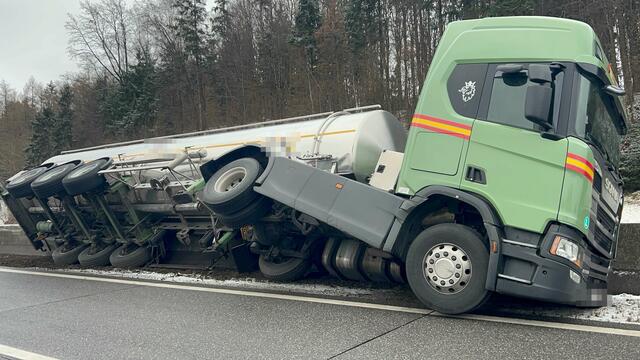 Der Unfall-Sattelschlepper lag mit dem Hänger regelrecht auf der betonierten Mittelleitwand.  | Foto: DOKU NÖ