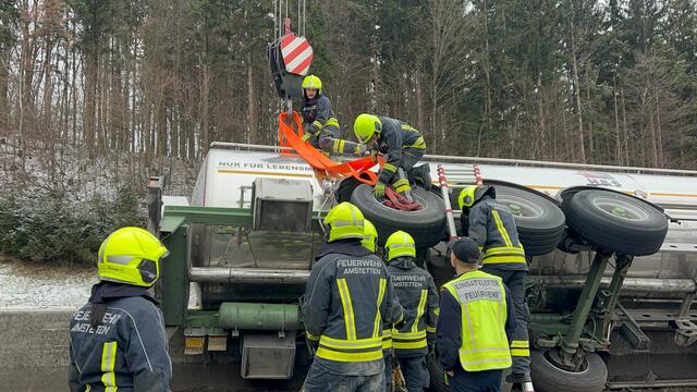 Die alarmierten Feuerwehren St. Georgen am Ybbsfelde und Amstetten führten die Bergung des LKW mit einem Kranfahrzeug durch. | Foto: DOKU NÖ
