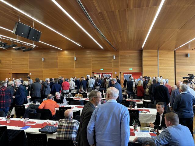 Der Saal in Rum war voll – Delegierte aus ganz Innsbruck-Land nahmen an der entscheidenden Wahl des Bezirksparteivorsitzes teil. | Foto: Kendlbacher