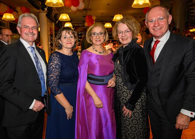 Landtagspräsident Karl Wilfing, die Obfrau der Dienststellenpersonalvertretung Sonja Strauß, Landeshauptfrau Johanna Mikl-Leitner, Landesrätin Christiane Teschl-Hofmeister und Bundesminister Gerhard Karner. | Foto: NLK Burchhart