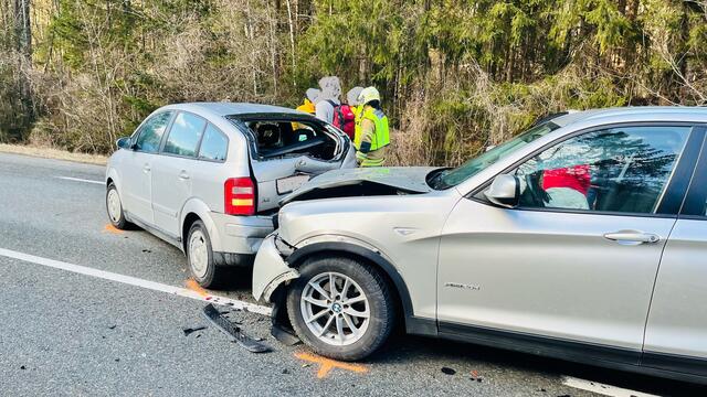 Auf der B178 kam es bei Unken zu einem Auffahrunfall. | Foto: Freiwillige Feuerwehr Unken