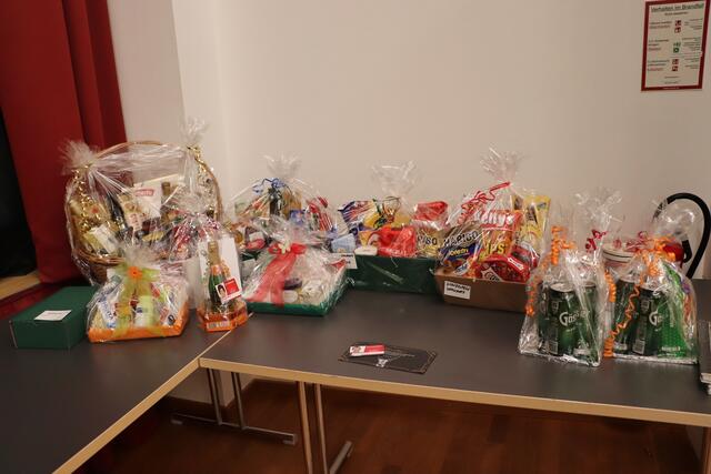Schöne Warenpreise warteten auf jene Senioren, welche die richtigen Zahlen auf ihrer Bingo-Karte hatten.  | Foto: Edith Ertl