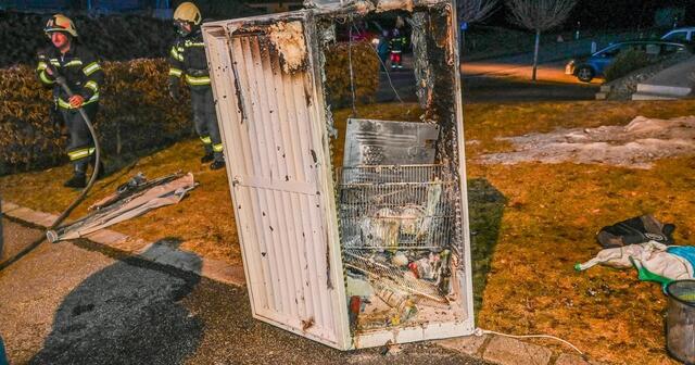 Dieser Kühlschrank fing in einem Wohnhaus Feuer. | Foto: TEAM FOTOKERSCHI / MANFRED REHBERGER
