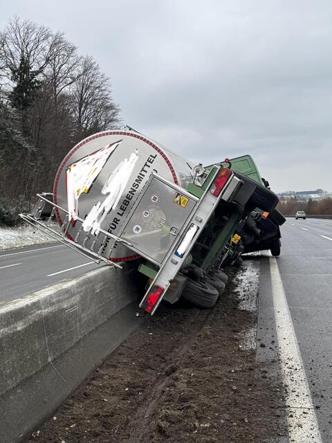 Aus bislang ungeklärten Gründen kam der LKW nach links von der Fahrbahn ab. | Foto: Bfkdo Amstetten / Schuller