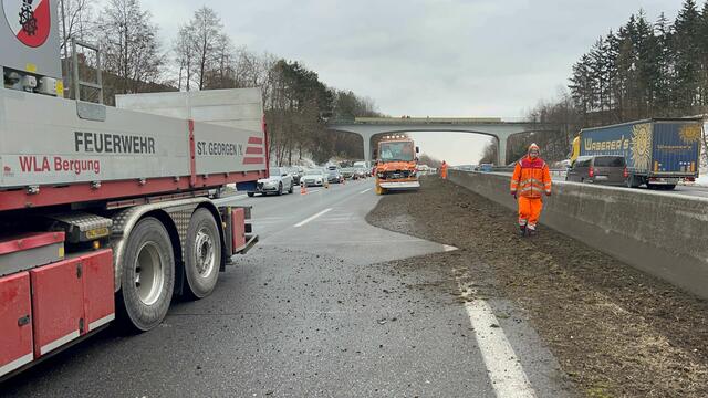 Die ASFING reinigte derweil die Fahrbahn von sämtlichem Erdreich mit einer Kehrmaschine.  | Foto: DOKU NÖ