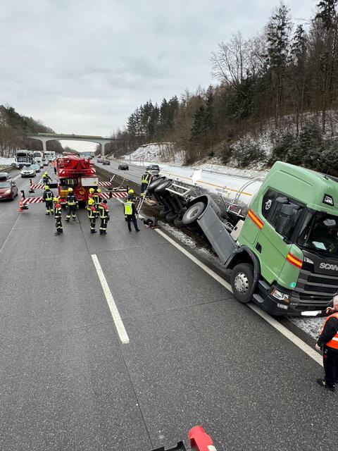 26 Tonnen an Sonnenblumenöl geladen: LKW-Bergung nach Unfall auf A1. | Foto: Bfkdo Amstetten / Schuller
