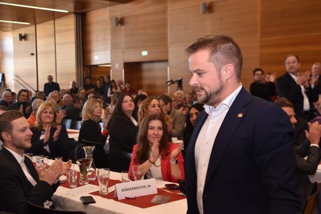 Bernhard Höfler feiert seinen klaren Sieg und übernimmt den Vorsitz der SPÖ Innsbruck-Land. | Foto: Kendlbacher