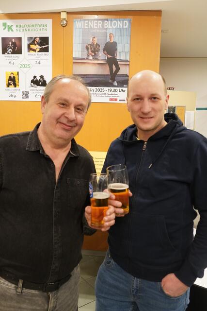 Karl Feichtinger stieß mit Gerhard Bayr an.