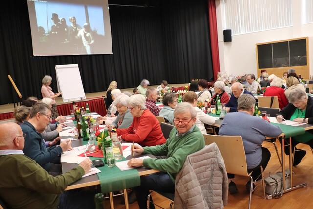 Für  Obmann Rudi Pollinger (vorne) ist der Seniorentreff eine gute Ergänzung zu den Veranstaltungen vom Pensionistenverband. Er organisiert mit seinem Team am 4. März, um 14.00 Uhr einen Faschingsausklang im Kulturheim Werndorf.  | Foto: Edith Ertl