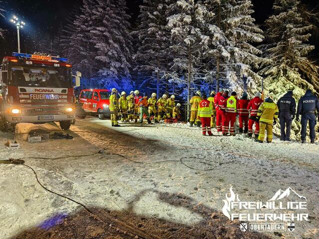 Die schwierigen Bedingungen erforderten gute Zusammenarbeit zahlreicher Einsatzkräfte, um die beiden Verletzten und das Unfallauto bergen zu können. | Foto: Freiwillige Feuerwehr Obertauern