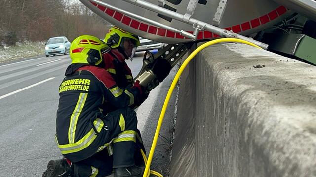 Wegen des Unfalls mussten Fahrspuren in beide Fahrtrichtungen gesperrt werden.  | Foto: DOKU NÖ