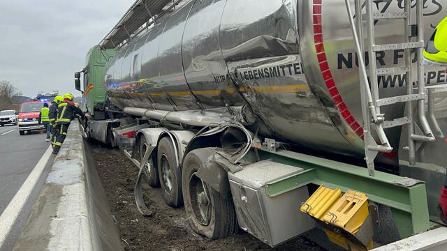 Der beschädigte LKW wurde in Begleitung der Feuerwehren in Schrittgeschwindigkeit zu einem geeigneten Abstellplatz gebracht.  | Foto: DOKU NÖ