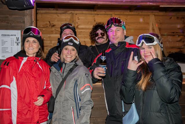 Zahlreiche Besucherinnen und Besucher erschienen passend zum Party Thema. | Foto: Sophia Braun