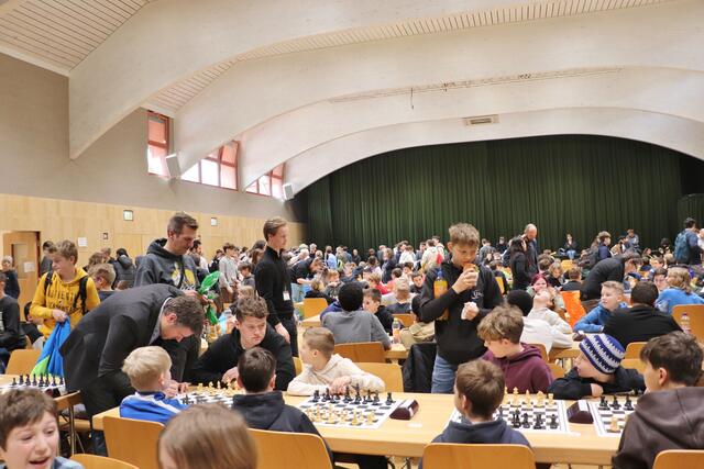 Schach fördert Konzentration, Merkfähigkeit und vorausschauendes Denken. Dass Schach bei der Jugend TOP ist, zeigte die Rekordteilnehmerzahl der Jugendschacholympiade, die in der Straßengler Halle ausgetragen wurde.  | Foto: Edith Ertl