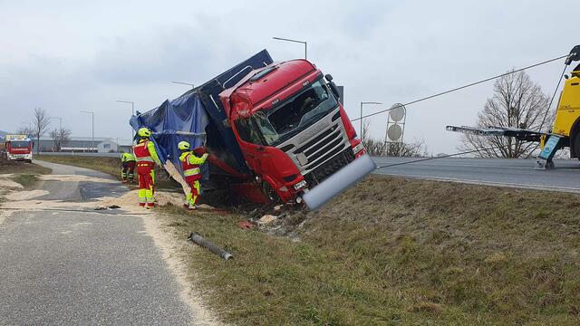 Freitagfrüh ist auf der B50 zwischen Schützen am Gebirge und Donnerskirchen ein Sattelschlepper von der Fahrbahn abgekommen und in den Straßengraben gestürzt.  | Foto: FF Donnerskirchen