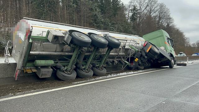 Es kam zu erheblichem Stau, mittlerweile ist die Bergung abgeschlossen. | Foto: DOKU NÖ