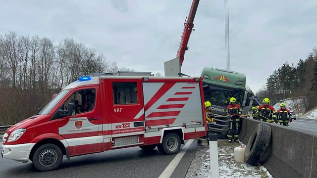 Der LKW hatte rund 26 Tonnen Sonnenblumenöl geladen, dieses musste aber nicht abgepumpt werden. | Foto: DOKU NÖ