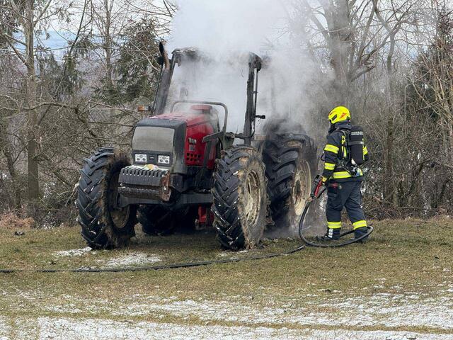 Traktor beginnt bei Forstarbeiten plötzlich zu brennen. | Foto: DOKU-NÖ