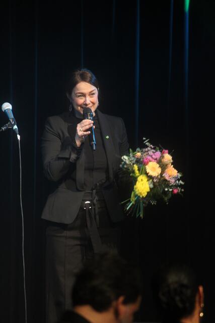 Katrin Kanya vom forumKLOSTER überreichte der brasilianischen Sängerin Nani Medeiros Blumen. | Foto: MeinBezirk/Hofmüller