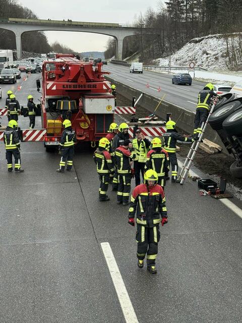 Die Feuerwehren St. Georgen/Ybbsfelde und Amstetten wurden zu einer schweren Bergung eines LKW-Sattelzuges alarmiert. | Foto: Bfkdo Amstetten / Schuller