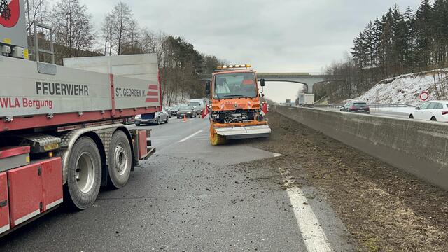 Die ASFING reinigte derweil die Fahrbahn von sämtlichem Erdreich mit einer Kehrmaschine.  | Foto: DOKU NÖ