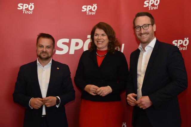 Wahlgewinner Bernhard Höfler mit der geschäftsführenden ÖGB-Landesvorsitzenden Sonja Föger-Kalchschmied  und dem 1. Landeshauptmann-Stellvertreter Philip Wohlgemuth. | Foto: Kendlbacher