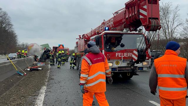 25 Feuerwehrmitglieder waren mit sieben Einsatzfahrzeugen vor Ort.  | Foto: DOKU NÖ